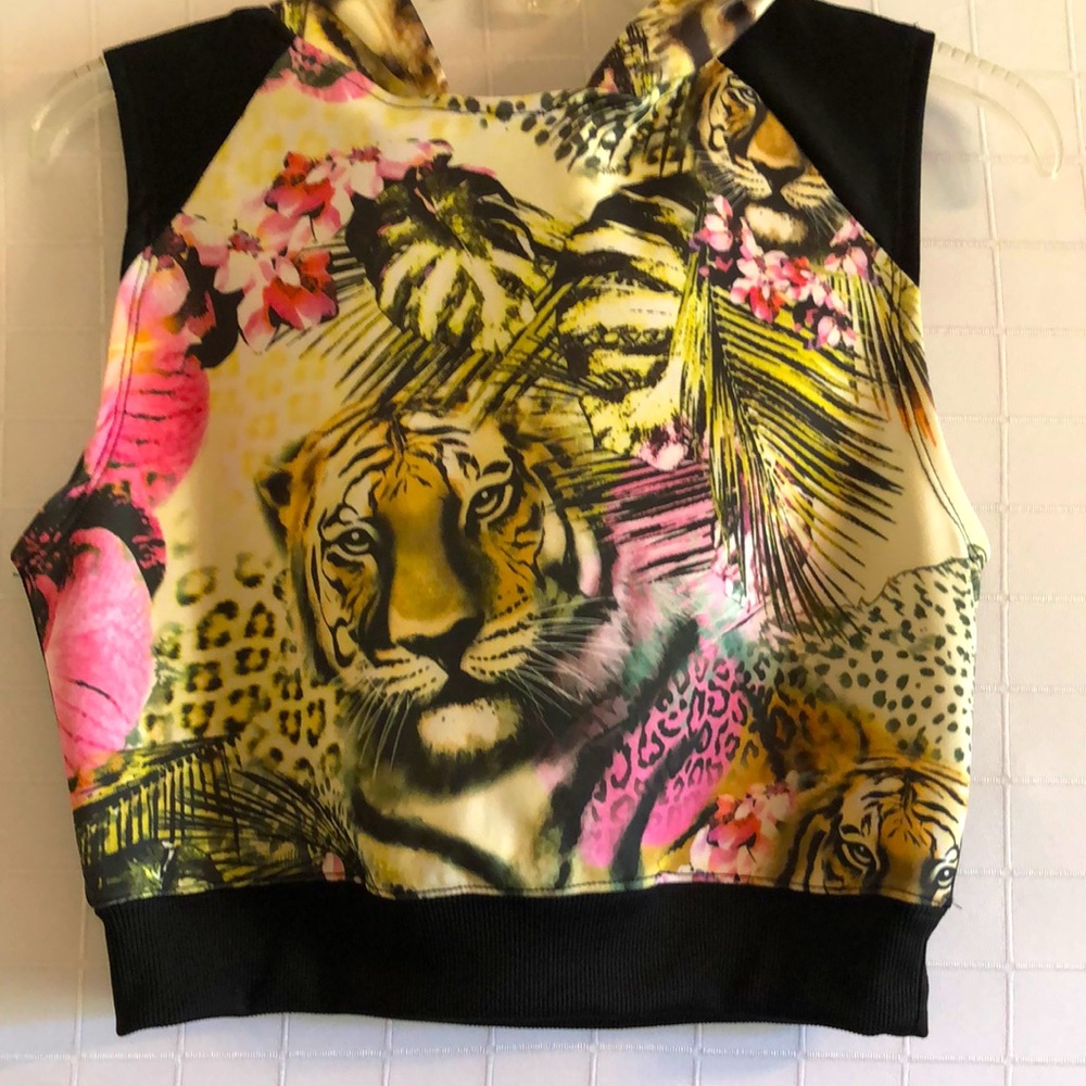 Sleeveless hooded top